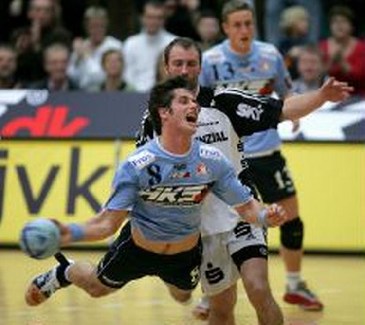 De danske deltagere i håndboldens Champions League fra Århus og Kolding kommer på svære opgaver i næste runde. Her ses Koldings anfører Bo Spellerberg i kampen mod THW Kiel. - Foto: Lars Poulsen 