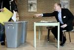 Peter Thyssen hjælper en vælger med at smide stemmesedlen i den rette boks. - Foto: Rasmus Baaner 