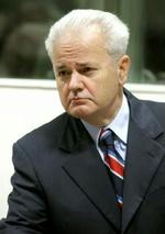 Den tidligere Jugoslaviske præsident, Slobodan Milosevic, har bedt retten at udsætte retssagen mod ham i seks uger, fordi han har ondt i hovedet og smerter i nakken - Foto: AP 