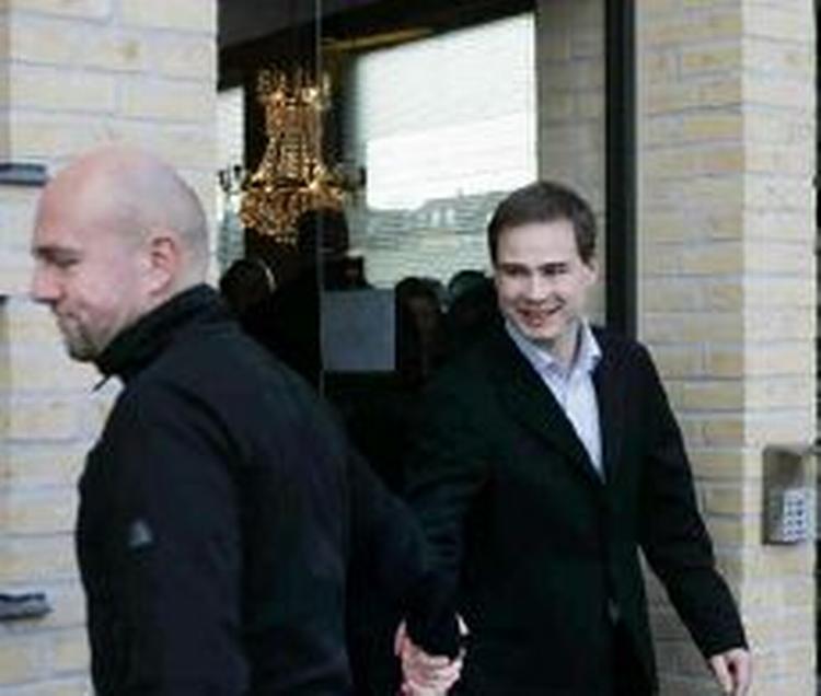 Nicolai Wammen på vej ud af en århusiansk café på valgdagen. - Foto: Rasmus Baaner 
