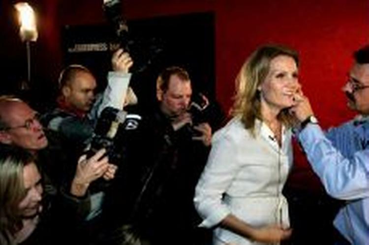 Socialdemokraternes formand Helle Thorning Schmidt har svært ved at skjule sin glæde over det gode valgresultat - Foto: Martin Lehmann 