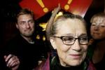 Riit Bjerregaard lod sig fejre som valgets dronning på Cafe Rust i København. - Foto: Thomas Borberg 