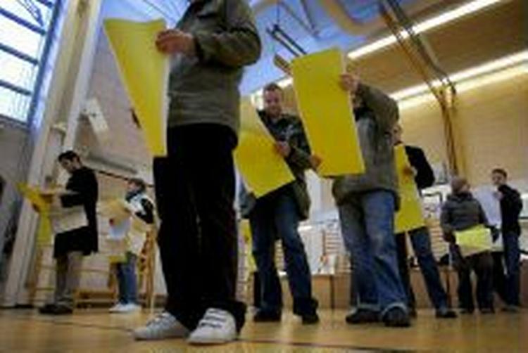 Vælgerne havde nok at vælge mellem til kommunalvalget. Men det endte med det sædvanlige slagsmål mellem Venstre og Socialdemokraterne, som S synes at vinde. - Foto: Finn Frandsen 
