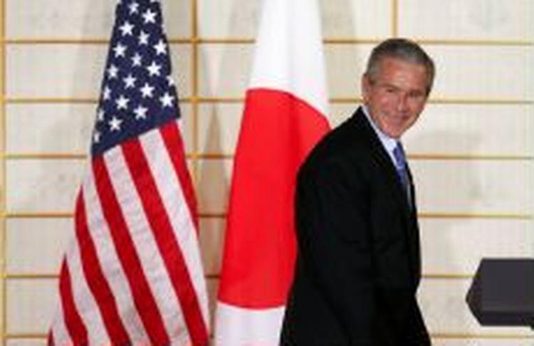 USA's præsident George W. Bush er på besøg i Japan i disse dage. På hjemmebanen indkasserede han et nederlag omkring Irak-krigen, da Senatet vil have de amerikanske tropper hjem snarest. - Foto: AP 
