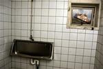 En 46-årig mand lå ti timer på dette offentlige toilet ved Herberget Sundholm. To dage senere døde han. - Foto: Peter Hove Olesen 
