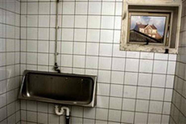 En 46-årig mand lå ti timer på dette offentlige toilet ved Herberget Sundholm. To dage senere døde han. - Foto: Peter Hove Olesen 