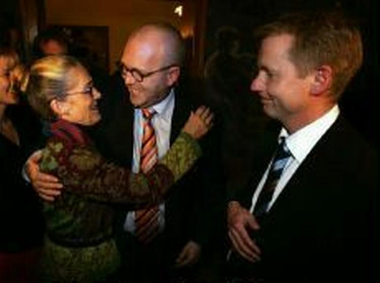Ritt Bjerregaard taler med Klaus Bondam (R), mens Martin Geertsen (V) lytter med. - Foto: Jens Dresling 