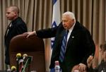 Den israelske premierminister Ariel Sharon vil udskrive nyvalg i Israel på mandag. Samtidig overvejer han at danne sit eget parti. - Foto: AP 