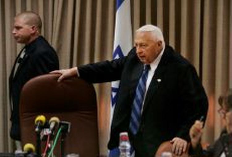 Den israelske premierminister Ariel Sharon vil udskrive nyvalg i Israel på mandag. Samtidig overvejer han at danne sit eget parti. - Foto: AP 