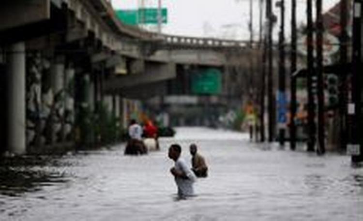 Borgere i New Orleans går i vand til livet efter orkanen Katrina 29. august oversvømmede byen. Der er stadig 321 lig, der ikke er identificeret. - Arkivfoto: AP 
