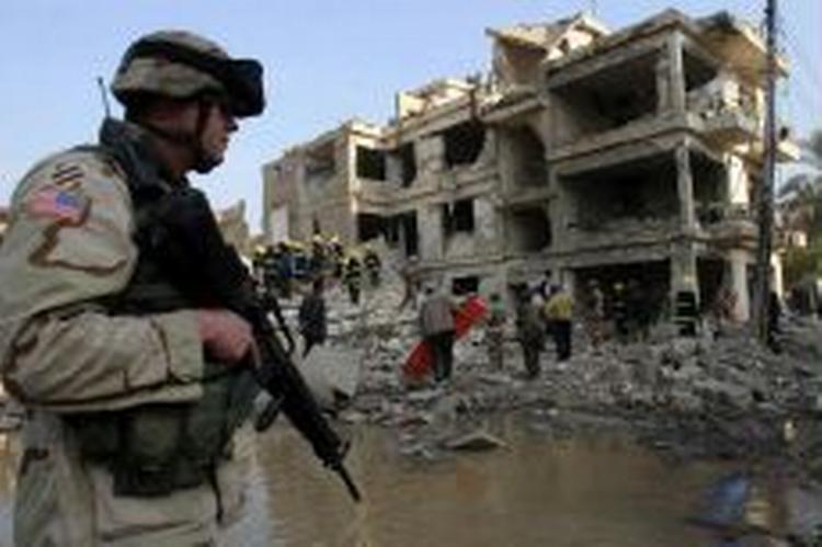 En amerikansk soldat sikrer området ved et hotel og indenrigsministeriet, hvor to kraftige selvmordsbomber ødelagde flere bygninger og dræbte mindst seks personer. - Foto: AP 