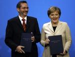 Den kommende tyske kansler Angela Merkel i selskab med socialdemokraternes partileder Matthias Platzeck. - Foto: AP 