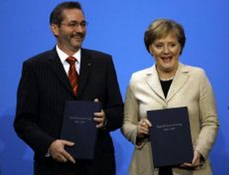 Den kommende tyske kansler Angela Merkel i selskab med socialdemokraternes partileder Matthias Platzeck. - Foto: AP 