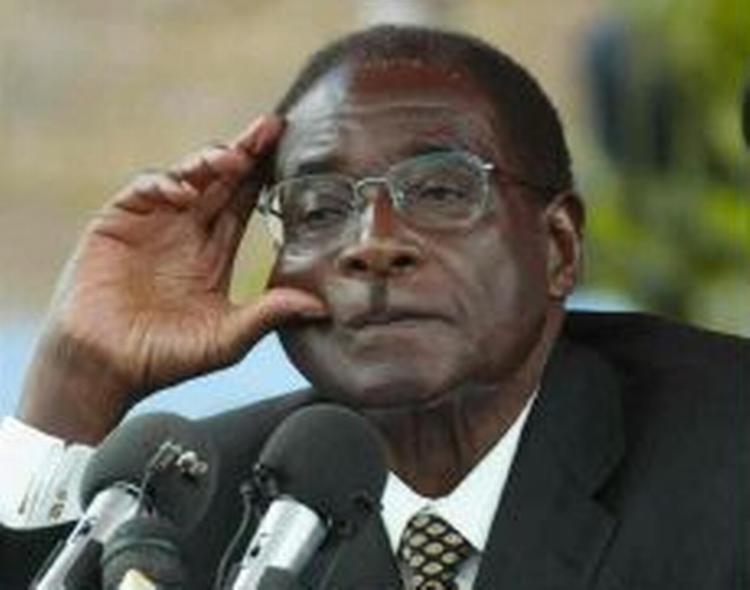 To danske kunstnere har formået at trænge gennem Zimbabwes strenge mediecensur og lave grin med præsident Robert Mugabe. - Arkivfoto: AP 