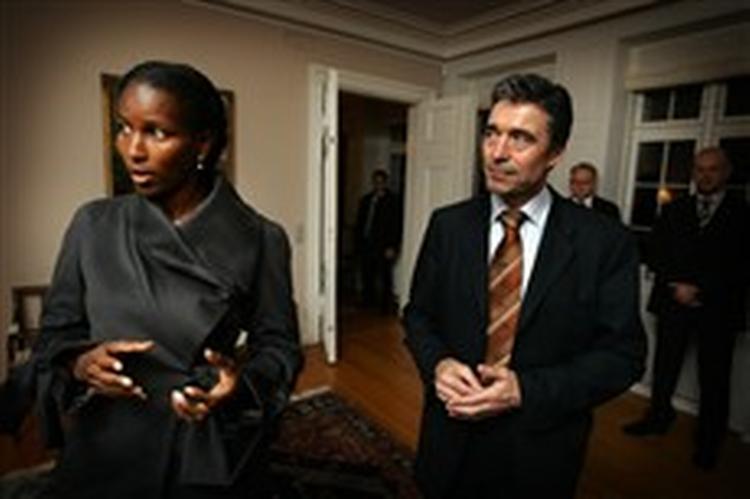 Anders Fogh Rasmussen sammen med den hollandske politiker Ayaan Hirsi Ali, der modtog dødstrusler, efter at hun havde medvirket i en islamkritisk film af den myrdede instruktør Theo van Gogh. - Foto: Jens Dresling 