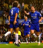 Chelseas Frank Lampard (th) lykønsker Hernan Crespo med målet til 2-0. - Foto: AP 