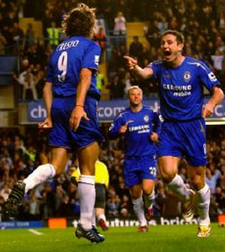 Chelseas Frank Lampard (th) lykønsker Hernan Crespo med målet til 2-0. - Foto: AP 