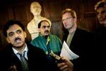 Venstremanden Wallait Khan (tv) forlod Venstre i København i protest mod en aftale med de konservative. - Foto: Martin Lehmann 