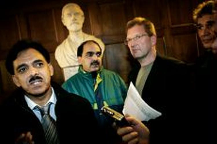Venstremanden Wallait Khan (tv) forlod Venstre i København i protest mod en aftale med de konservative. - Foto: Martin Lehmann 