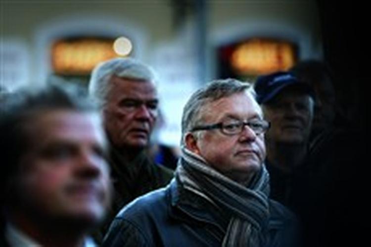 Flere hundrede borgere fra Hirtshals demonstrerede over, at Finn Olesen skal være borgmester i Hjørring storkommune på bekostning af den vellidte Knud Størup.   Foto: Ole Kjær/Polfoto 