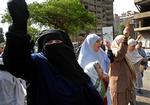 Egyptiske kvinder fra Det Muslimske Broderskab på gaden for at demonstrere mod, at bevægelsens eneste kvindelige kandidat ikke blev valgt.   Foto: Reuters 