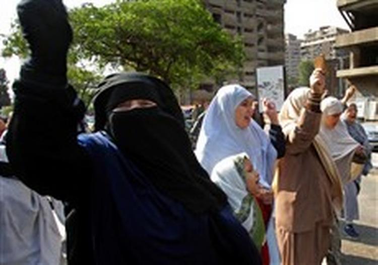 Egyptiske kvinder fra Det Muslimske Broderskab på gaden for at demonstrere mod, at bevægelsens eneste kvindelige kandidat ikke blev valgt.   Foto: Reuters 