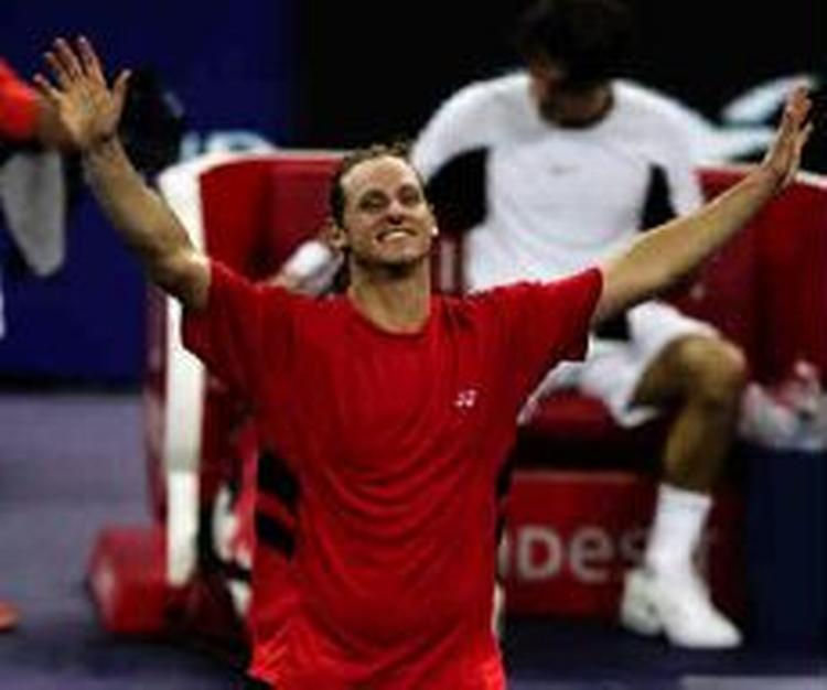 David Nalbandian gjorde det umulige og slog top-favoritten Federer i finalen ved Masters Cup - Foto: AP 