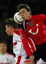 Jon Dahl Tomasson scorede to gange for sit hold Stuttgart i kampen mod Hannover 96 - Foto: AP 