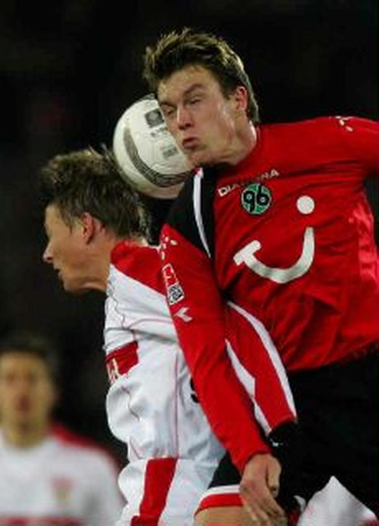 Jon Dahl Tomasson scorede to gange for sit hold Stuttgart i kampen mod Hannover 96 - Foto: AP 