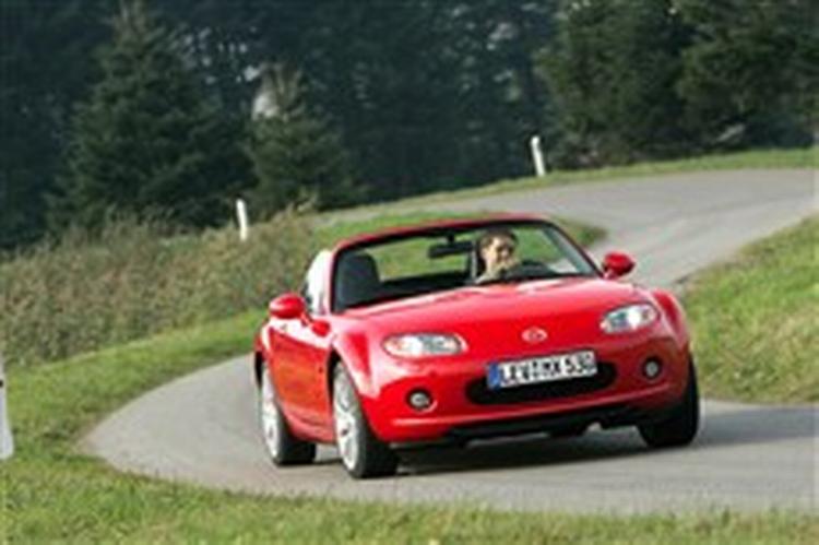 Mazda MX-5 -stort set uændret i det ydre her i 3. generation. Foto: Mazda 