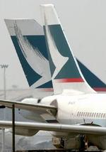 Under en flyvning med Cathay Pacific fik en 34-årig fransk kvinde voldsomt lyst til en smøg og forsøgte at åbne døren for at lufte ud. - Arkivfoto: AP 