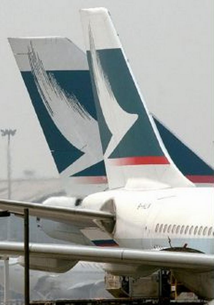 Under en flyvning med Cathay Pacific fik en 34-årig fransk kvinde voldsomt lyst til en smøg og forsøgte at åbne døren for at lufte ud. - Arkivfoto: AP 