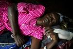 Hiv-smittede Felistas Massa har besøg af en sundhedsarbejder i sit hjem i Nairobis slum i Kenya. Afrika er stadig hårdest ramt af aids-epidemien, men både Asien og Østeuropa har også haft svært ved at bekæmpe svøben. - Foto: AP 