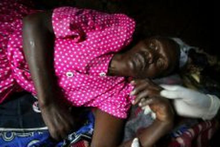 Hiv-smittede Felistas Massa har besøg af en sundhedsarbejder i sit hjem i Nairobis slum i Kenya. Afrika er stadig hårdest ramt af aids-epidemien, men både Asien og Østeuropa har også haft svært ved at bekæmpe svøben. - Foto: AP 