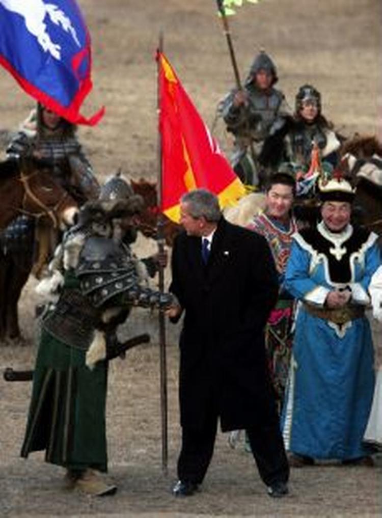 USA's præsident Bush er i dag i Mongoliet, hvor han takker det store land med de få mennesker for deltagelsen i kampen mod terror. - Foto: AP 