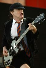 Med skoleuniform og i korte bukser har Angus Young trods sin størrelse fået skabt sig et stort navn på rockscenen. Han er valgt til den sejeste 'korte' person gennem tiderne. - Arkivfoto: AP 