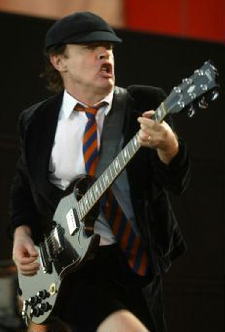 Med skoleuniform og i korte bukser har Angus Young trods sin størrelse fået skabt sig et stort navn på rockscenen. Han er valgt til den sejeste 'korte' person gennem tiderne. - Arkivfoto: AP 