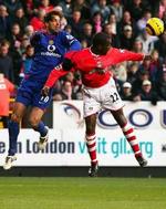 Charltons Chris Powell kæmper om bolden med Manchester Uniteds matchvinder Ruud van Nistelroy under kampen lørdag, hvor en kvindelig vagt blev udsat for seksuelt overgreb fra en United-tilhænger. - Arkivfoto: AP 