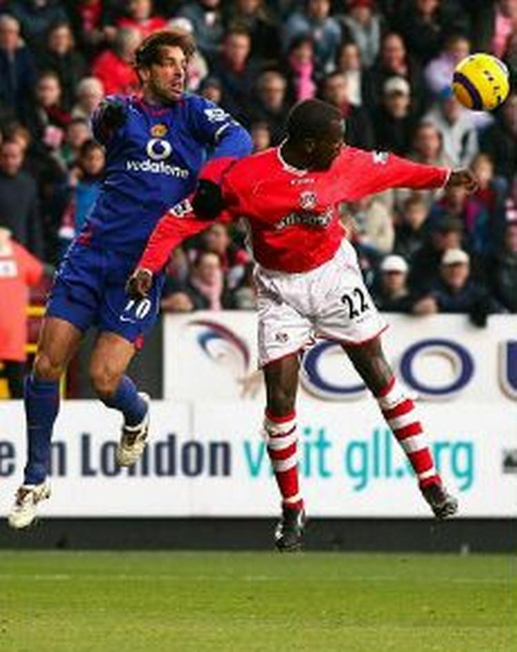 Charltons Chris Powell kæmper om bolden med Manchester Uniteds matchvinder Ruud van Nistelroy under kampen lørdag, hvor en kvindelig vagt blev udsat for seksuelt overgreb fra en United-tilhænger. - Arkivfoto: AP 
