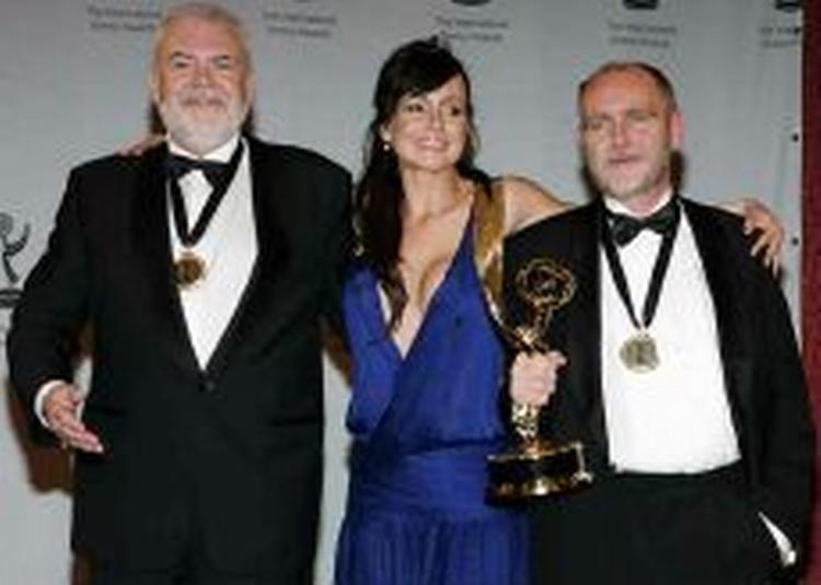 Producer Sven Clausen (t.v.) og Peter Thorsboe, manuskriptforfatter (t.h.), vandt en Emmy for tv-serien 'Ørnen' - Foto: AP 