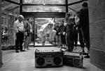 GHETTOBLASTER. Sommeren 1984. Den mobile musikmaskine blæser liv i kludene på Strøget i København. Og i gågaderne overalt i provinsen. Boogie og breakdance er in.   Arkivfoto: Morten Langkilde 