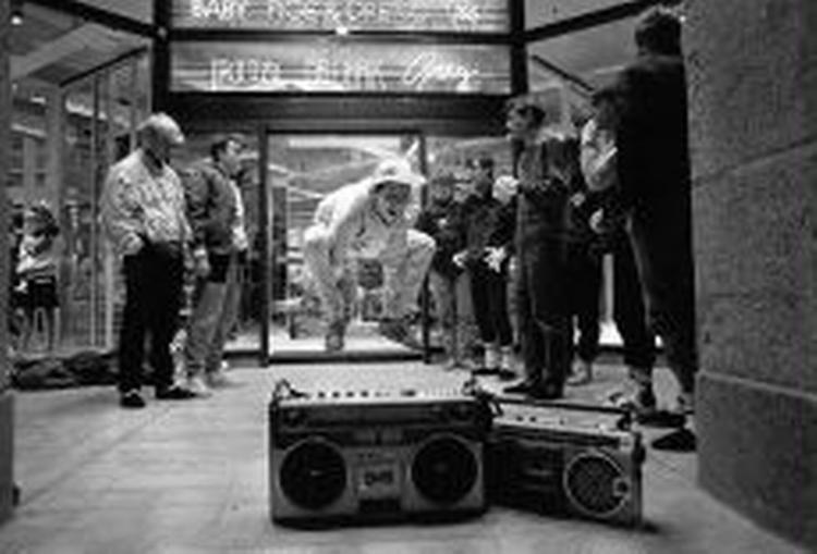 GHETTOBLASTER. Sommeren 1984. Den mobile musikmaskine blæser liv i kludene på Strøget i København. Og i gågaderne overalt i provinsen. Boogie og breakdance er in.   Arkivfoto: Morten Langkilde 
