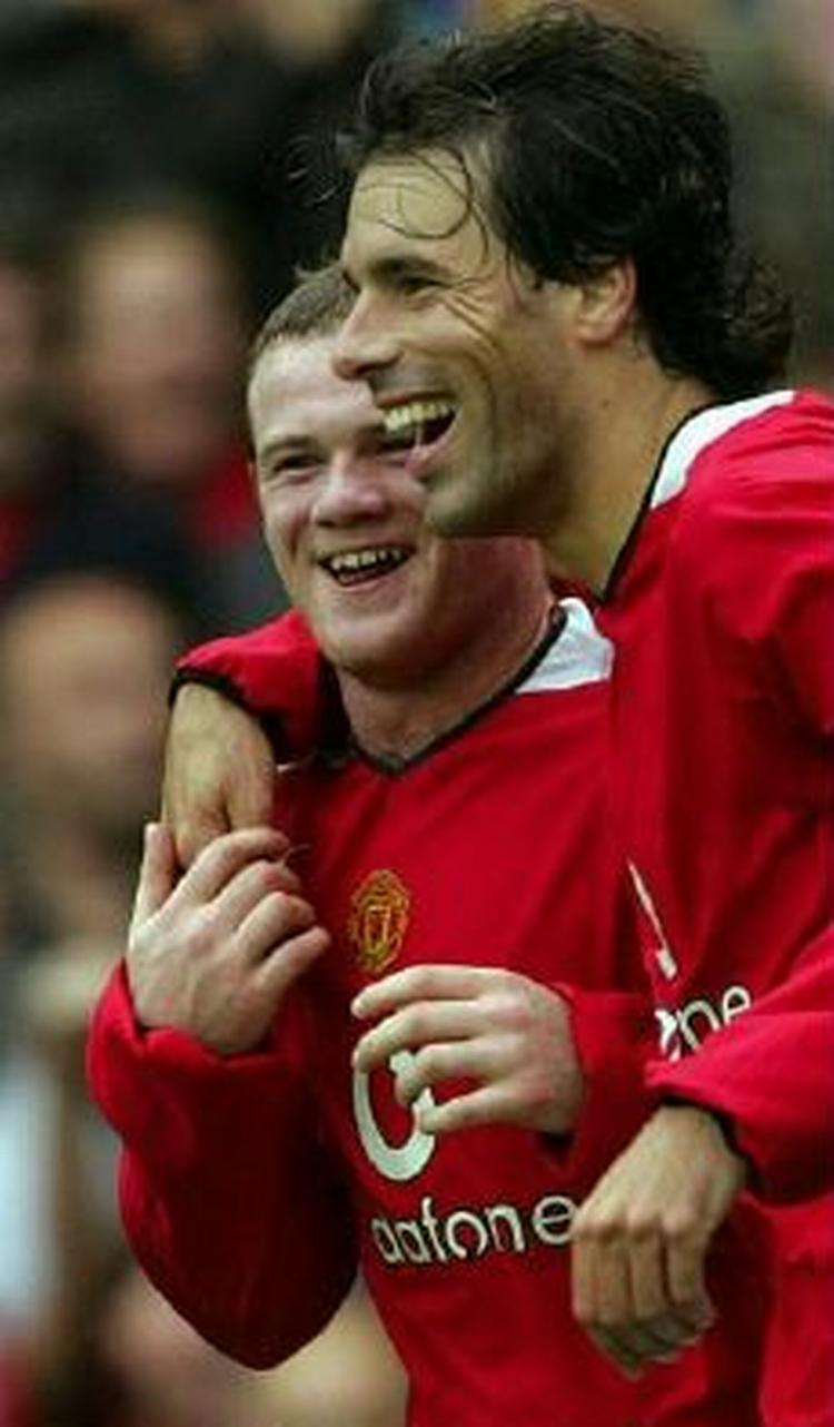 Wayne Rooney og den nye anfører Ruud van Nistelrooy skal levere varen i aften mod Villarreal. - Arkivfoto: AP. 