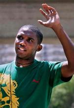 Tvinds spanske afdeling har fået Barcelona-angriberen Samuel Eto o til at stille op som trækplaster ved en udstilling - Foto: AP 