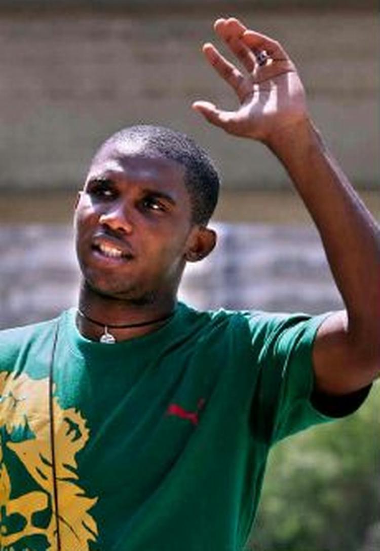 Tvinds spanske afdeling har fået Barcelona-angriberen Samuel Eto o til at stille op som trækplaster ved en udstilling - Foto: AP 