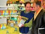 Den italienske fødevarekontrol er ifærd med at fjerne forurenet babymælk fra Nestle fra hylderne i Italien. - Foto: AP 
