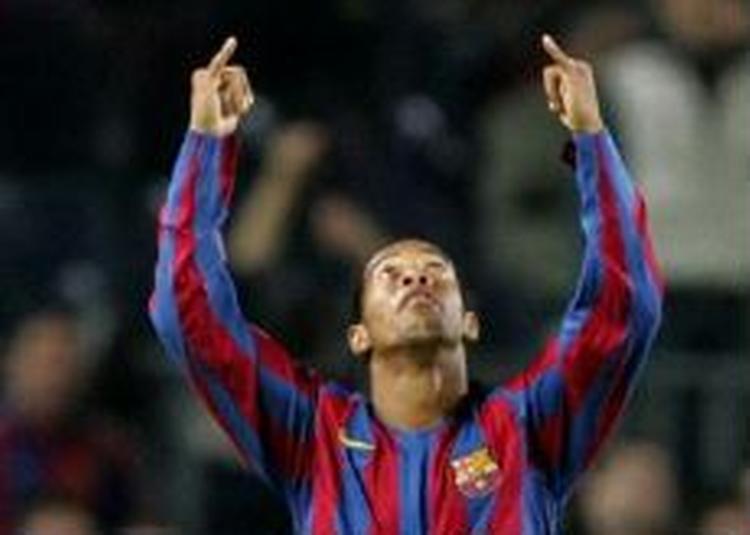 Ronaldinho jubler mod himlen efter sin scoring. - Foto: AP 