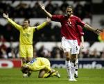 Uniteds Rio Ferdinand (th) ærgrer sig efter et dømt frispark mod Villareals Lucho. - Foto: AP 