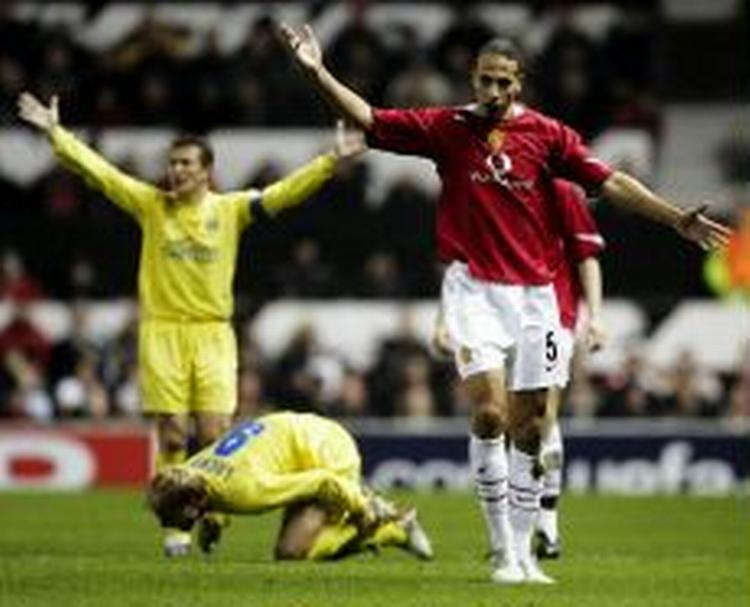 Uniteds Rio Ferdinand (th) ærgrer sig efter et dømt frispark mod Villareals Lucho. - Foto: AP 
