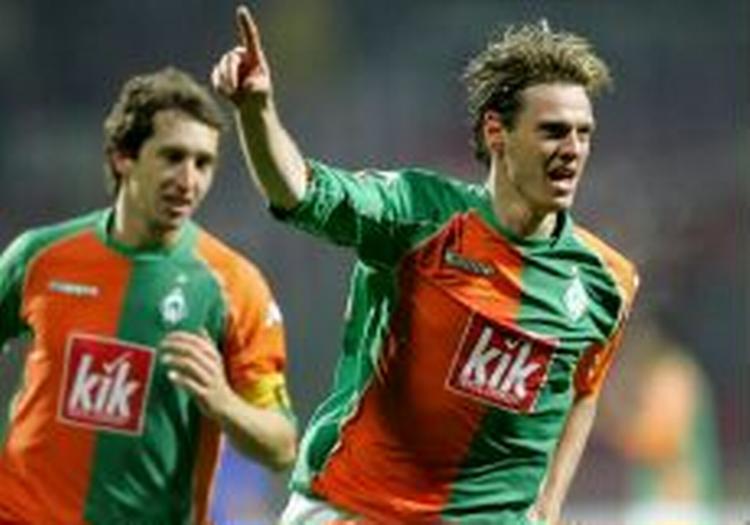 Werder Bremens Tim Borowski jubler efter 6-1-sejren over Wolfsburg lørdag. I går blev tyskerne slået af Barcelona, men Werders Leon Andreasen tror stadig på en andenplads og videre færd i Champions League. - Arkivfoto: AP 